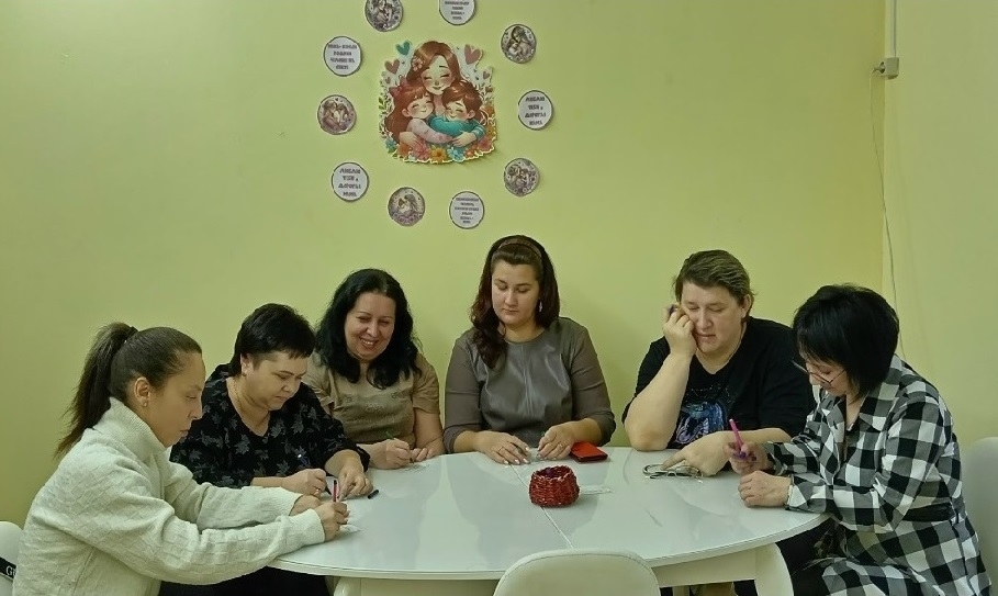 «О чем мечтают мамы»: праздничная программа для женщин-матерей прошла в преддверии Дня матери в Ардатовском комплексном центре социального обслуживания населения