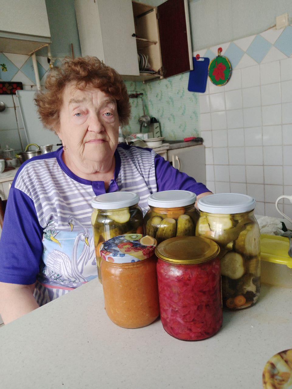 Помощь в консервировании на зиму овощей.