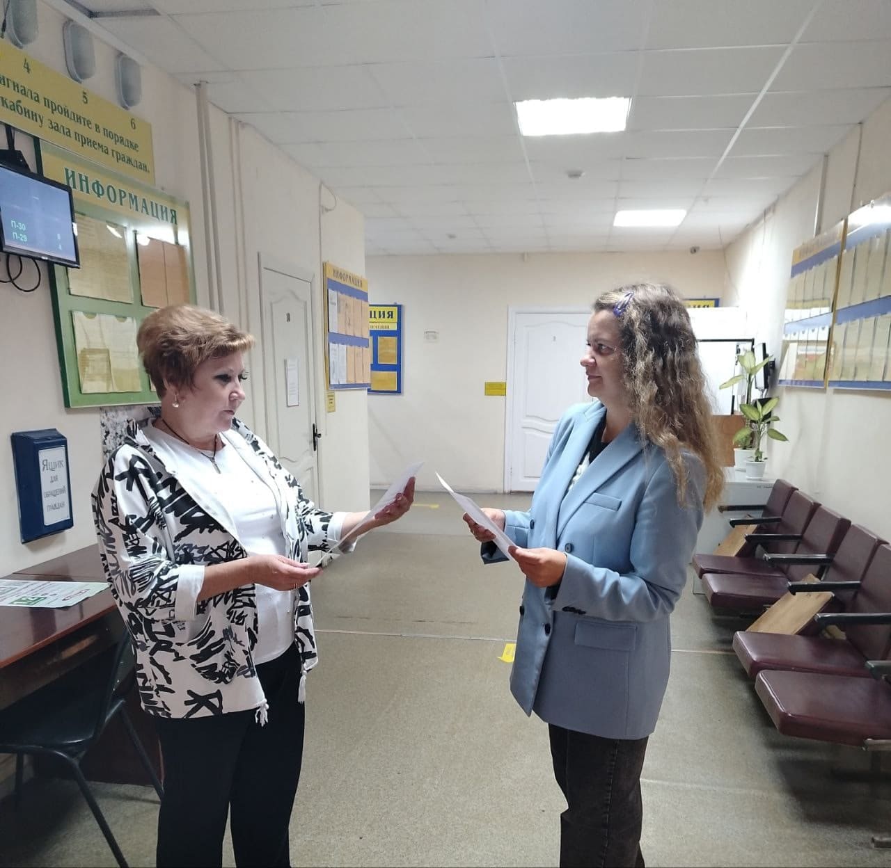 Сотрудники Центра распространяли информационные листы о Программе долгосрочных сбережений.